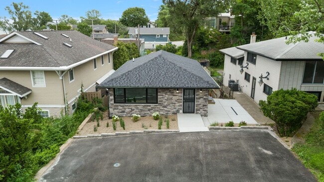 Building Photo - 3 Bedroom 2 Bath Beach House