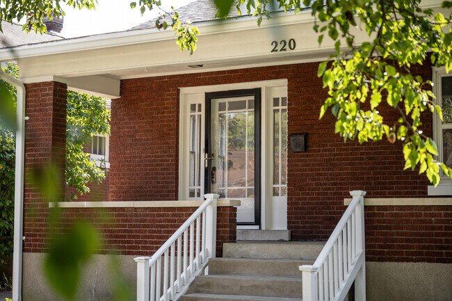 Building Photo - 220 Cornell Pl