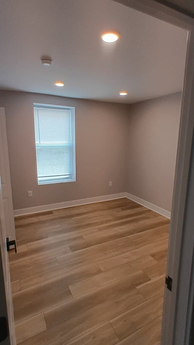 Building Photo - 325 N 40th St