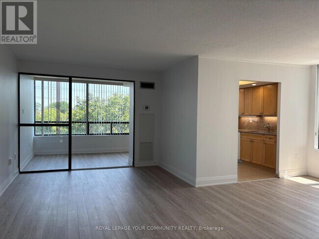 Photo du bâtiment - 7460-7460 Bathurst St