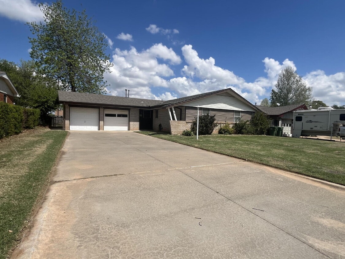 "Charming Space in Yukon, OK! Lawn care included!" - "Charming Space in Yukon, OK! Lawn care included!"