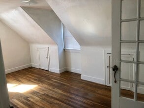 Building Photo - 527 Taylor Ave