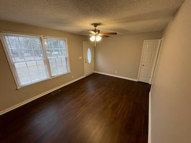 Foto del edificio - 3 Bedroom Home For Rent Near Post!