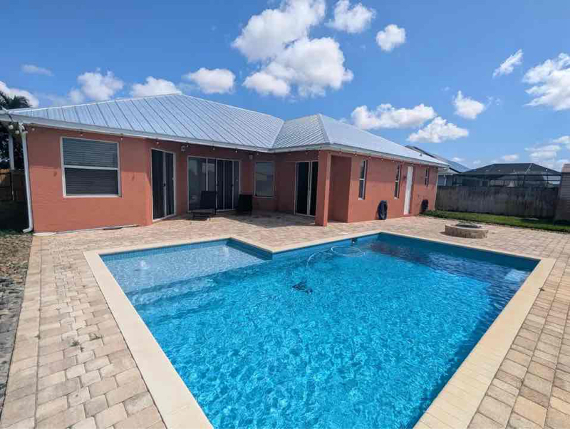 Primary Photo - 359 SW Kestor Dr