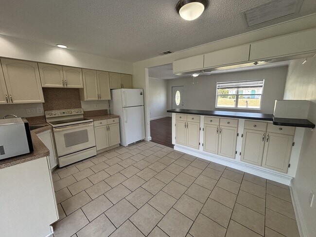 Building Photo - 1156 Salina Ave