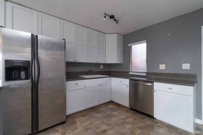 Building Photo - 3 bedroom, 2 bath, 2 parking Makakilo Mala...