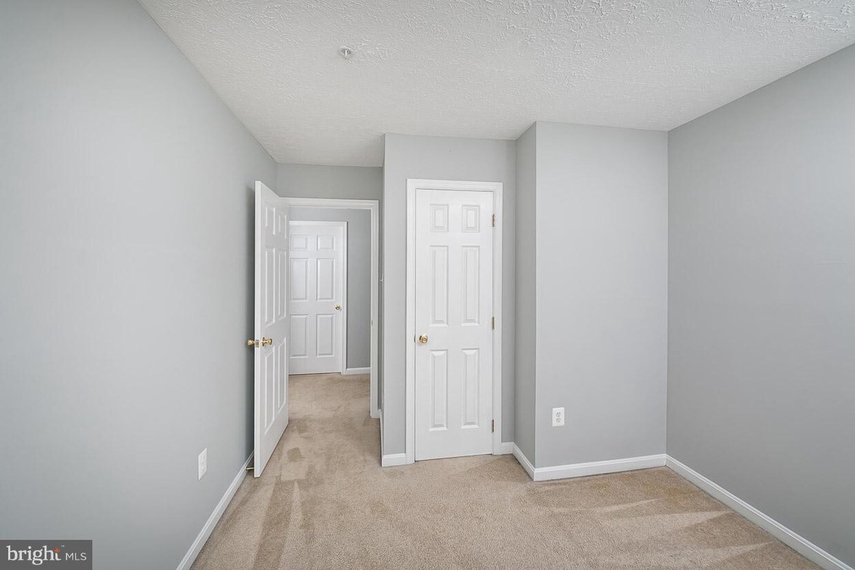 Foto principal - 505 Green Valley Ct