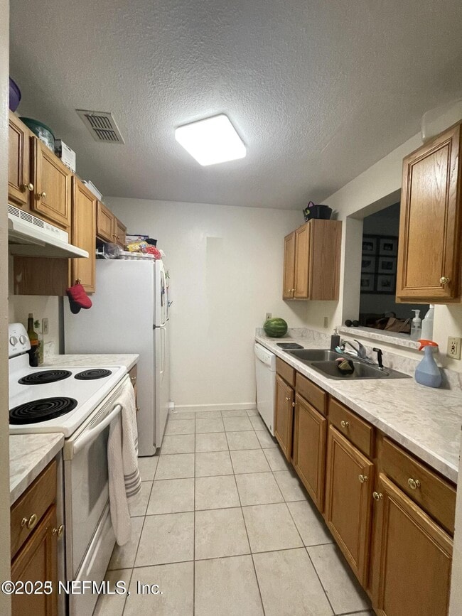 Building Photo - 2211 Rosewood Dr