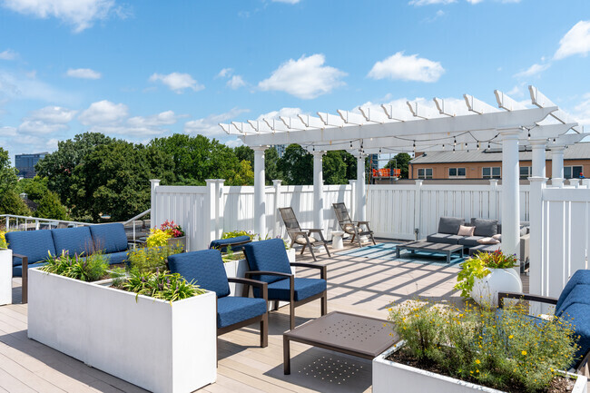 Rooftop Deck - Harbor Hill Apartments