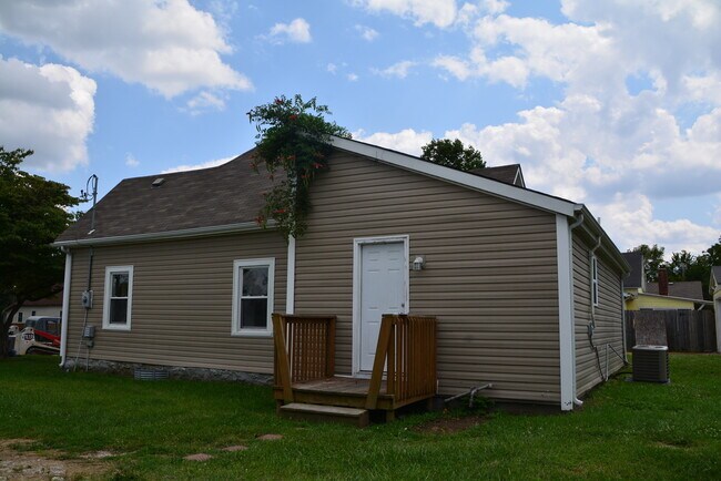 Foto del edificio - Rent this Recently Remodeled 2 Bedroom 1 B...