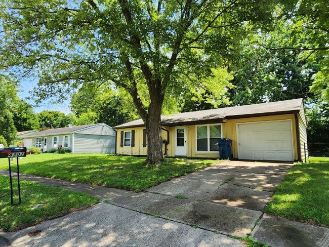 Building Photo - Charming 3 Bedroom Indianapolis Rental wit...