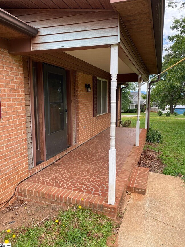 Foto del edificio - 493 Tanyard Rd