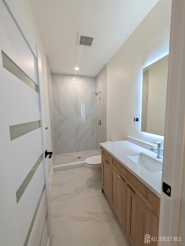 Foto del edificio - 581 Middlesex Ave