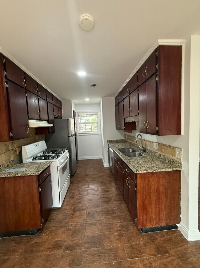 Foto del edificio - 2409 Woodland Ave