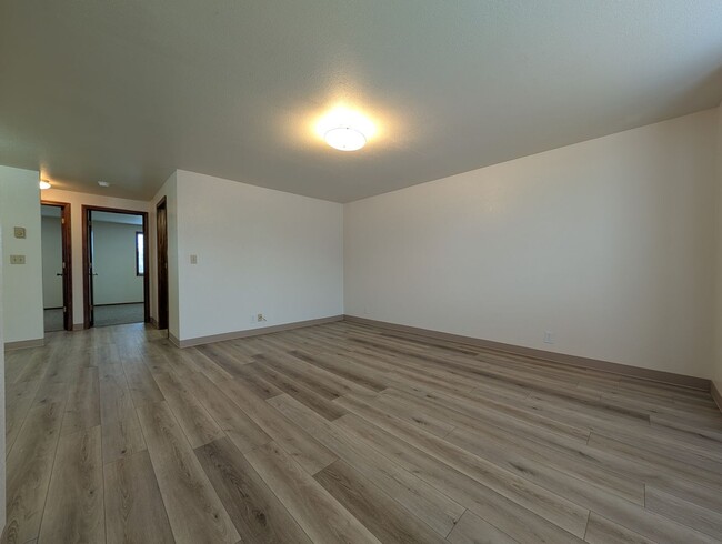 Building Photo - Great first floor 2bed/1 bath apartment in...