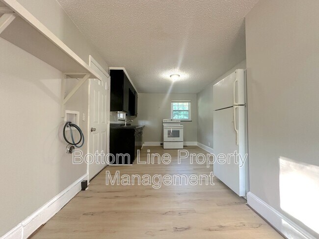 Foto del edificio - 725 Tom Sadler Rd