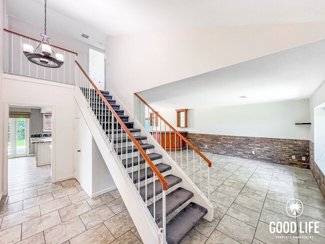 Building Photo - SD: Stunning 4BD/3BA Home in Vista with Panoramic Views, Private Balcony & Large Yard