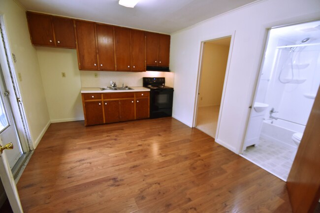 Building Photo - 1 Oakwood Dr