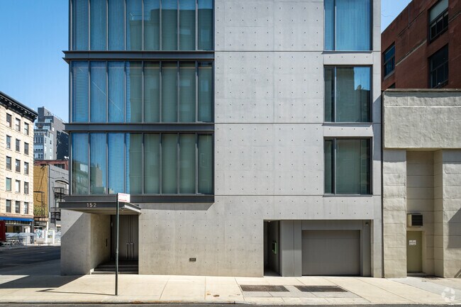 Entrance/Garage Exterior - 152 Elizabeth St