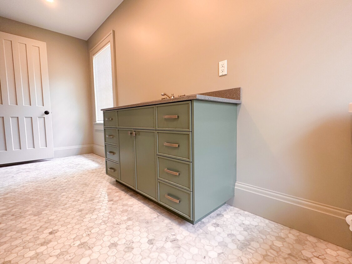 Foto principal - 144 Hudson Ave