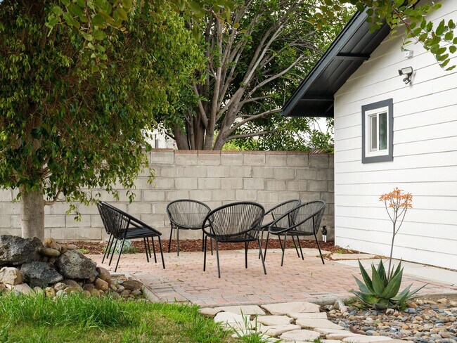 Foto del edificio - 2355 Finch Ln