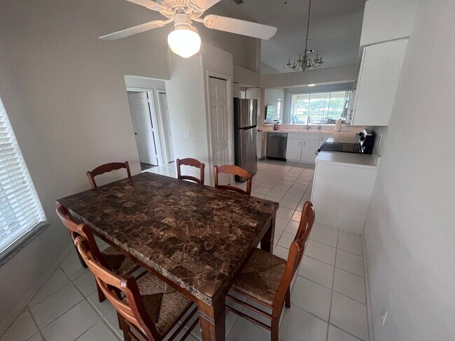 Building Photo - 2bed/2baths Close to the beach, Mercato and Great Schools