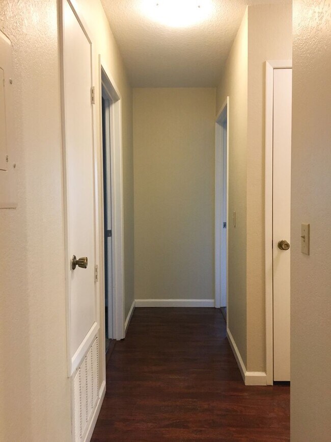 Building Photo - Charming 2 Bed 2 Bath Condo in Downtown Sa...