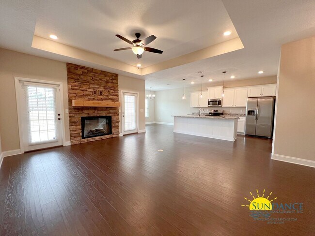 Foto del edificio - Spacious 4-Bedroom 2.5 Bathroom Home in Ti...