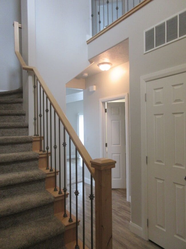 Building Photo - 3 bed -2.5 bath - Newer townhome in the he...