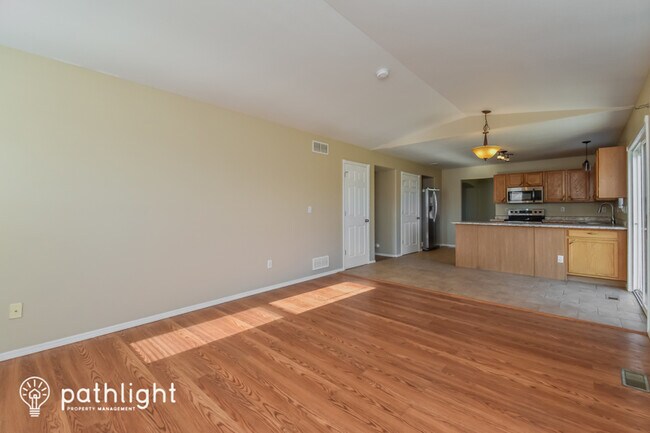 Foto del edificio - 4596 Skylark Rd