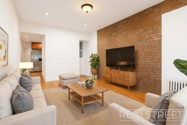 Building Photo - Spacious 2 BR in Heart of Park Slope