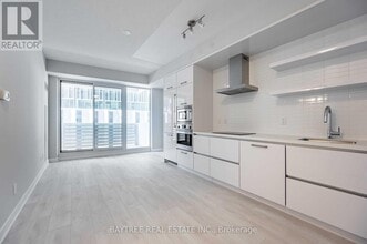 Building Photo - 2221 Yonge St