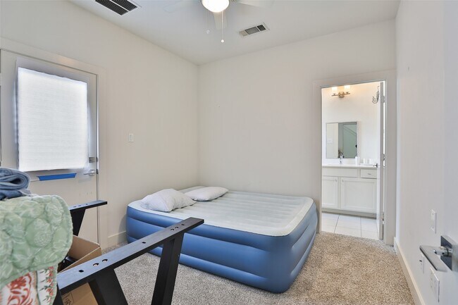 Foto del edificio - 4811 Martin Oaks Ln