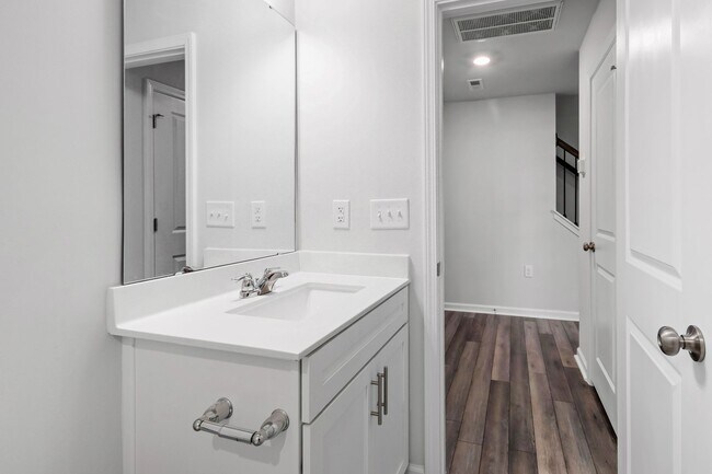 Foto del edificio - Bright, Spacious & Move-In Ready Townhome ...