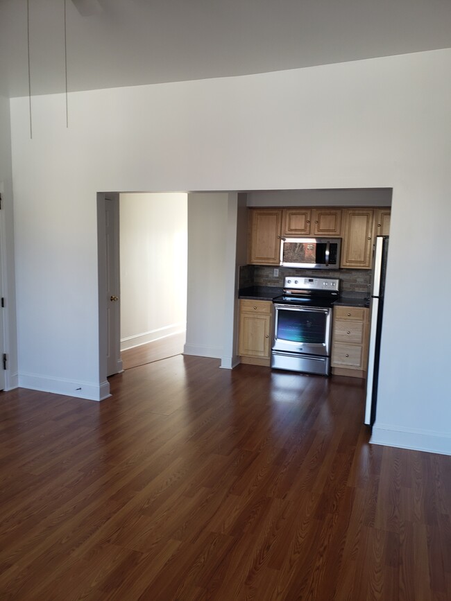 Building Photo - 53 Ten Broeck St