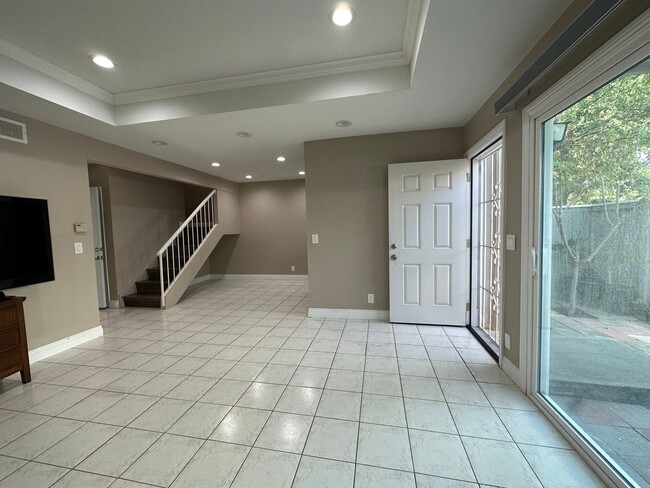 Building Photo - Charming Townhouse in South Coast Metro