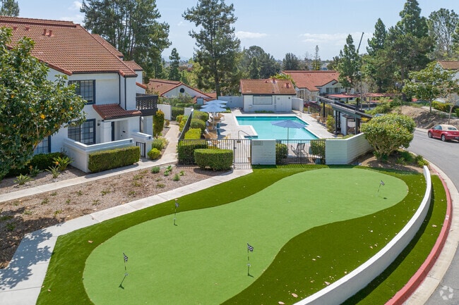 Green de golf - The Resort at Encinitas Luxury Apartment Homes