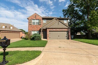 Building Photo - 1007 Sycamore Pl