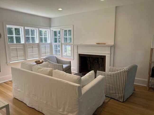 Foto del edificio - 26 Old Oaken Bucket Rd