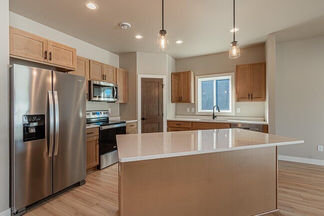Building Photo - 5846 James Dr W