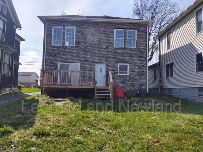 Foto del edificio - 317 Woodlawn Ave