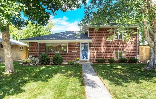 Foto del edificio - Stunning 3 Bed/2 Bath Tri-Level Home in Wh...