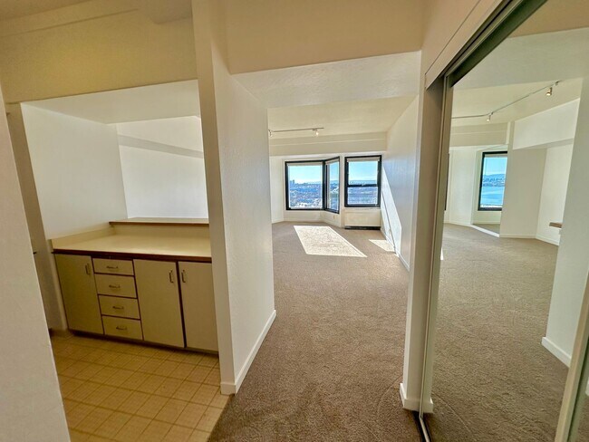 Building Photo - One-Bedroom, one-bathroom available for re...