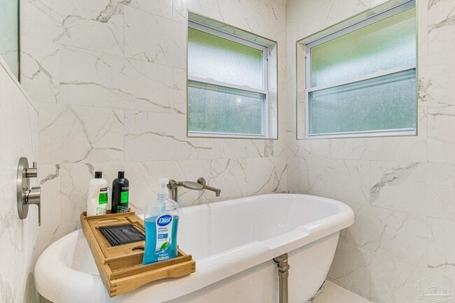 Building Photo - 814 W Gonzalez St