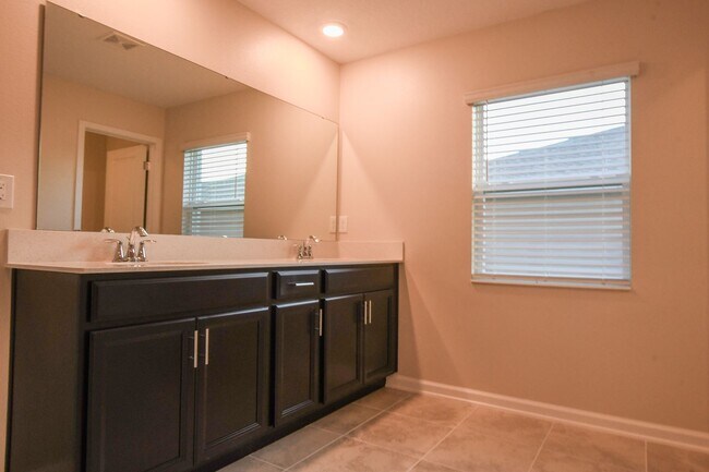 Building Photo - ~4/3~White Horse Way~Waterside @Cherry Lak...