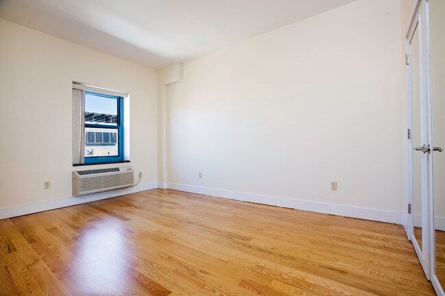Building Photo - 208 Grand St