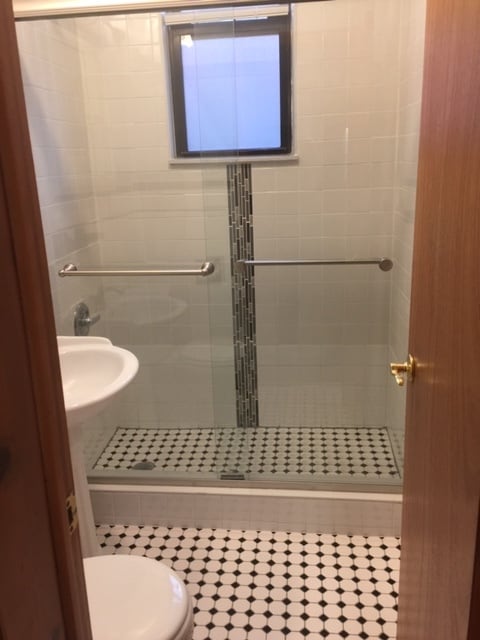 Baño con ducha a ras de suelo - 170 Throop Ave