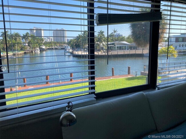 Foto del edificio - 301 Golden Isles Dr