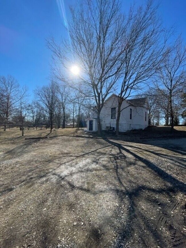 Building Photo - READY NOW - CHARMING 2B1B Ranch $1300
