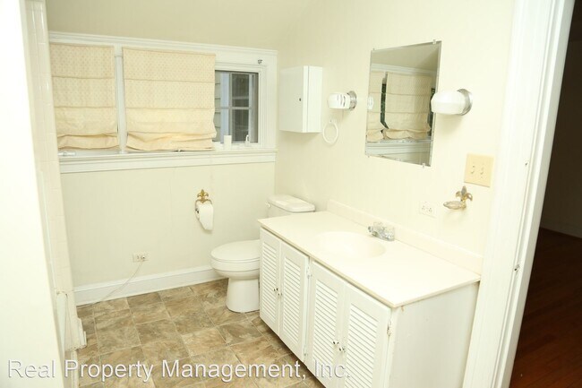 Building Photo - 3 br, 2.5 bath House - 1313 Hilltop Rd